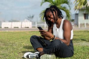 Jovem no celular