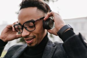 Homem escutando música