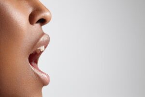 Boca aberta com saliva