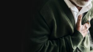 Homem com do no coração