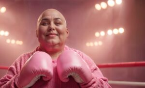 Mulher com câncer de mama no boxe
