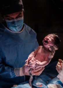 Médico com prematuro