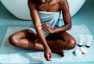 Mulher passando hidratante