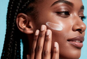 Mulher passando protetor solar