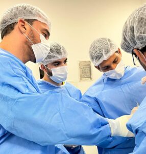 médicos realizando cirugia