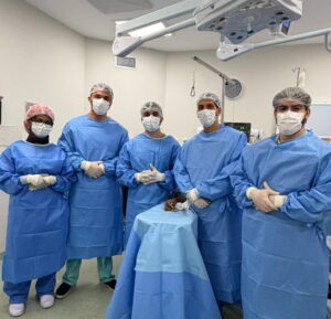 Médicos após cirugia realizada