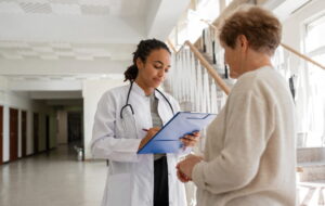 Médico entregando receita para paciente