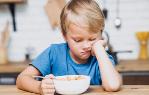 criança com dificuldade pra comer