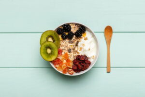 Tigela com frutas, sementes e iogurte natural
