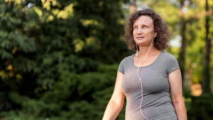 Mulher madura praticando caminhada ao ar livre