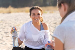 mulheres se exercitando na praia