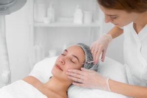Mulher em clínica de estética fazendo procedimento facial