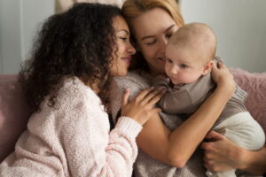 casal de mulheres com bebe