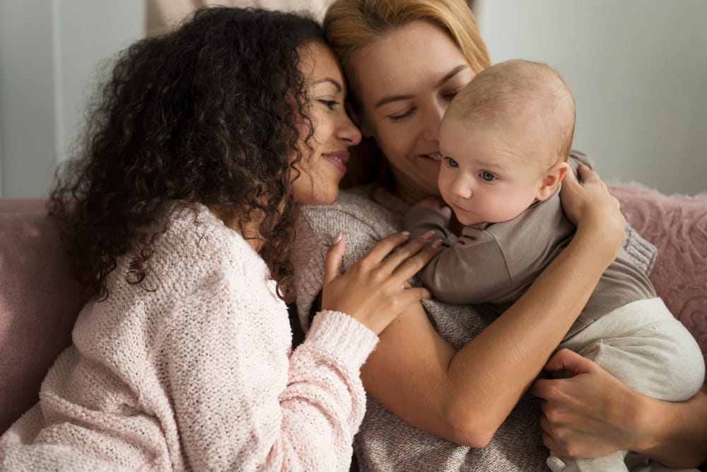 casal de mulheres com bebe