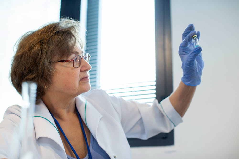 medica analisando teste genetico