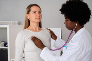 Cardiologista atendendo paciente mulher no consultório
