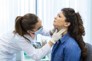 mulher examinando mandibula no medico