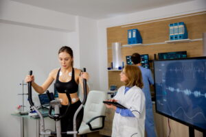 Fisioterapeuta atendendo paciente em reabilitação cardiorrespiratória