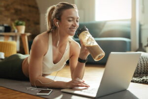 mulher consumindo proteína