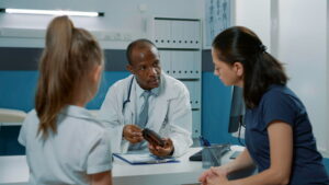 equipe médica atendendo paciente