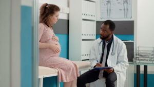 gestante em consulta médica