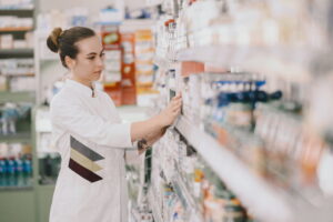 Farmacêutico organizando medicamentos em farmácia