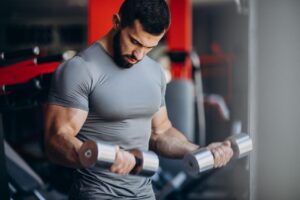 homem fazendo musculação