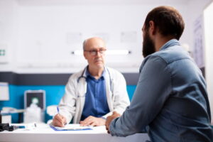homem conversando com médico