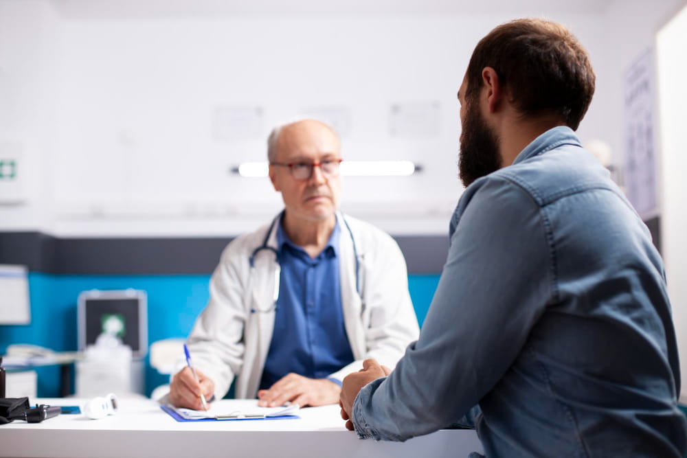 homem conversando com médico