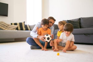 Crianças torcendo pelo futebol