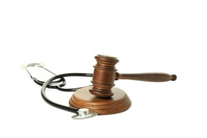 Martelo da Justiça ao lado de documentos médicos
