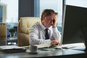 Homem preocupado com saúde e estresse