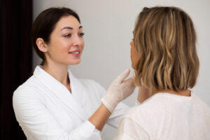Dermatologista analisando a pele de um paciente.