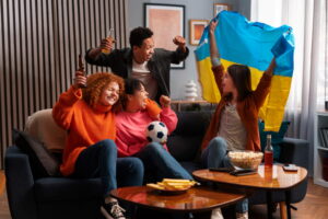 família reunida vendo jogo