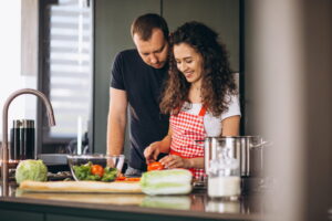 casal cozinhando juntos