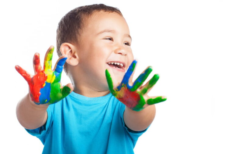 criança com a mãos pintadas