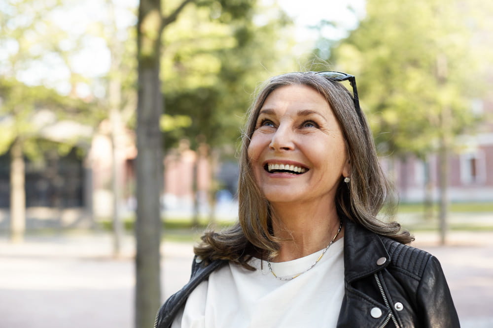 Mulher madura sorrindo durante caminhada ao ar livre