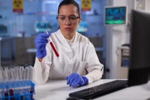 profissional analisando exame e sangue