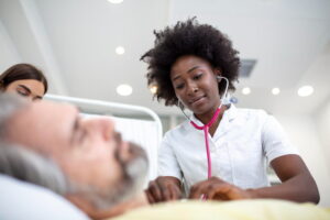 Equipe médica atendendo paciente com infarto