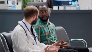 homem conversando com médico