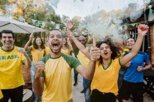 Torcedores brasileiros comemorando
