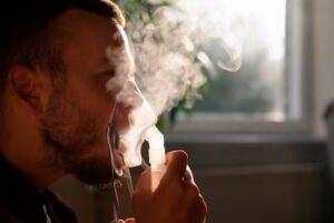 pessoa com nebulizador