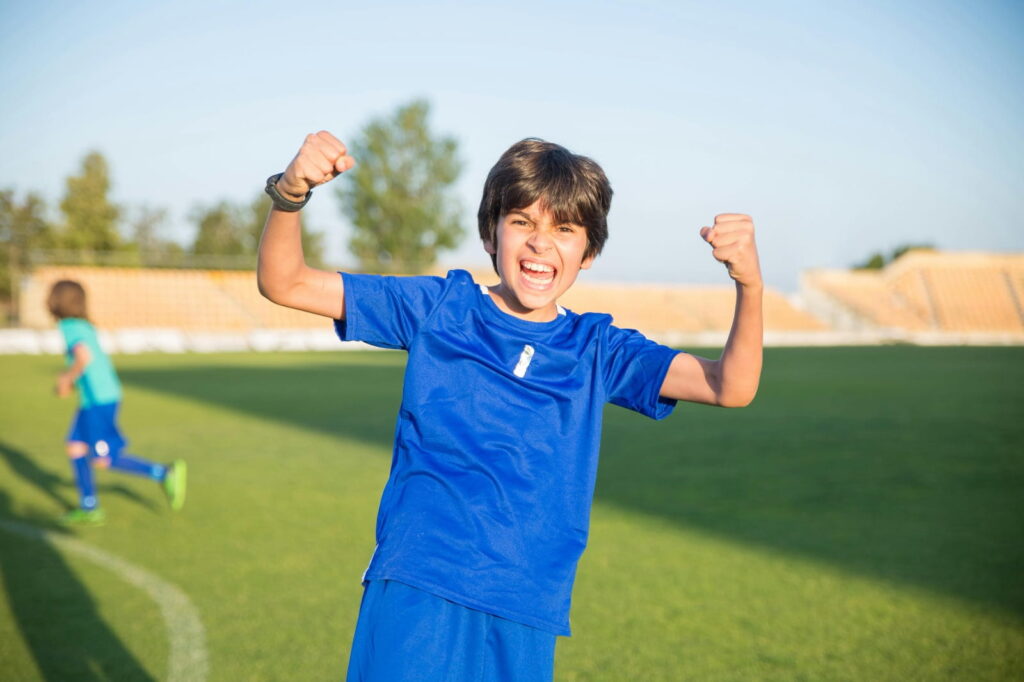Criança comemorando gol
