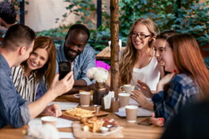 Grupo de amigos conversando em um café