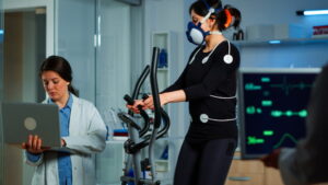 Atleta usando equipamentos de monitoramento cerebral durante um treino.