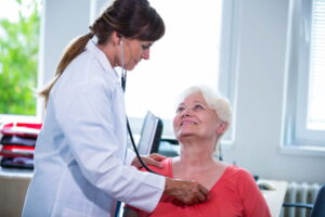 cardiologista atendendo paciente idoso