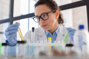 Pesquisa em laboratório farmacêutico.