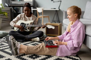 Mulheres filmadas com instrumentos no chão