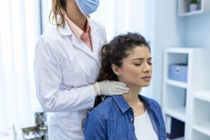 médico examinando garganta