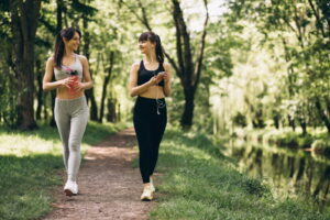 mulheres praticando caminhada ao ar livre.